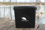 Rechteckiger Bt Baits Eimer in Schwarz.